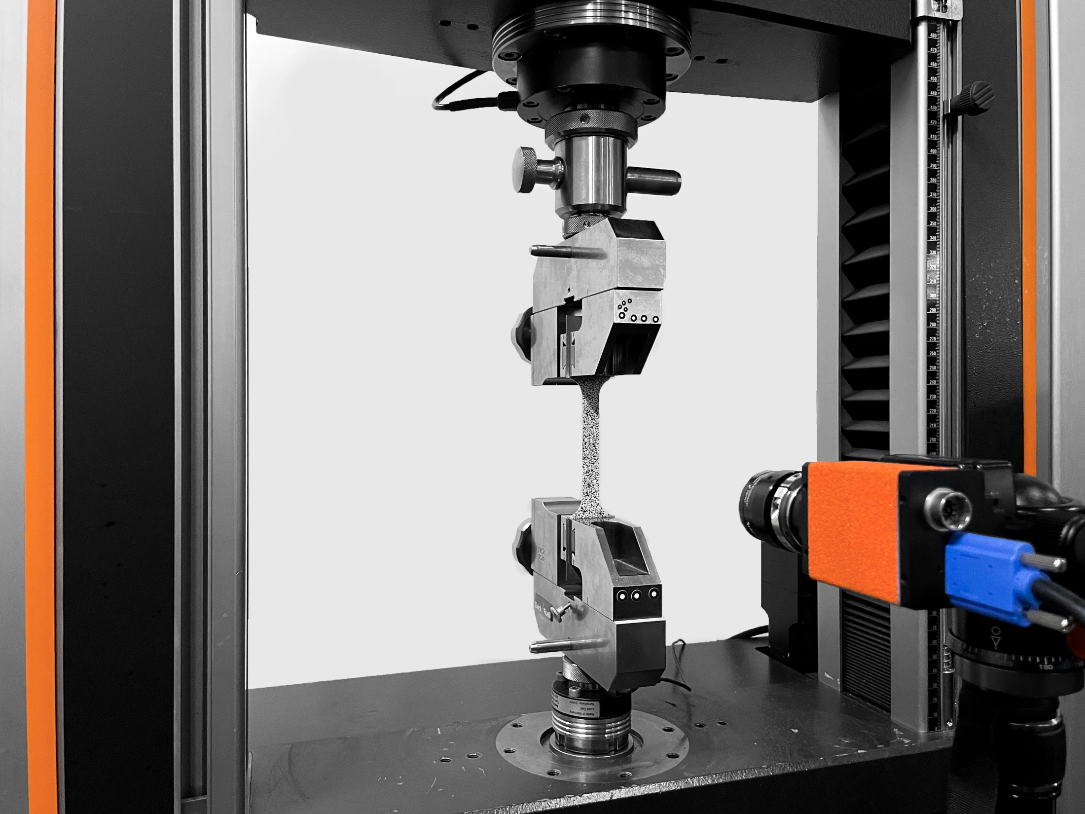 Tension testing Setup for light metals_2D-DIC_FADI-AMT